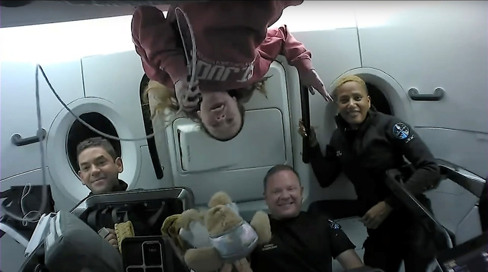 Die ersten vier Weltraumtouristen sind nach drei Tagen wieder sicher auf der Erde gelandet.