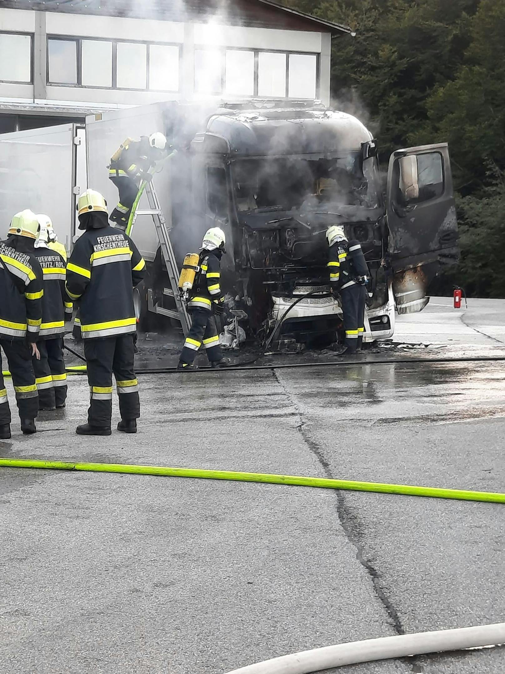 Im Einsatz standen die fünf Feuerwehren mit zehn Kraftfahrzeugen und 68 Mann.