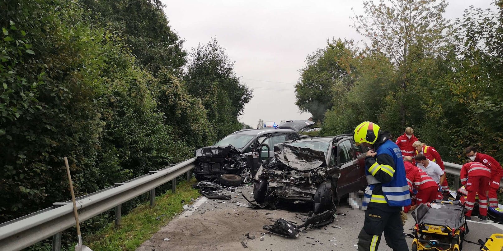 Der Mann verstarb noch an der Unfallstelle. Der Unfall-Lenker des anderen Autos musste mit dem Rettungshelikopter ins Spital geflogen werden.