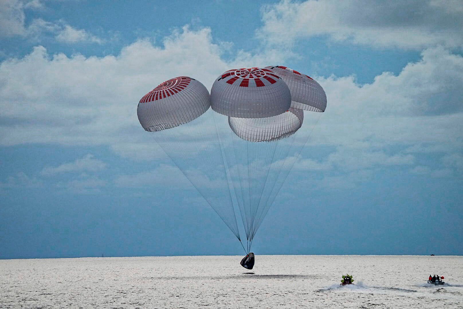 Download von www.picturedesk.com am 20.09.2021 (11:03).  *** SERVICEBILD *** In this image taken provided by SpaceX, a capsule carrying four people parachutes into the Atlantic Ocean off the Florida coast, Saturday, Sept. 18, 2021. The all-amateur crew was the first to circle the world without a professional astronaut. (SpaceX via AP) - 20210918_PD14706 - Rechteinfo: Servicebild (SB) Bei diesem Bild ist PictureDesk ausschließlich technischer Dienstleister und stellt eine technische Bearbeitungsgebühr in Rechnung. PictureDesk ist weder Urheber noch Rechteinhaber. Die Nutzung liegt in alleiniger Verantwortung des Kunden.