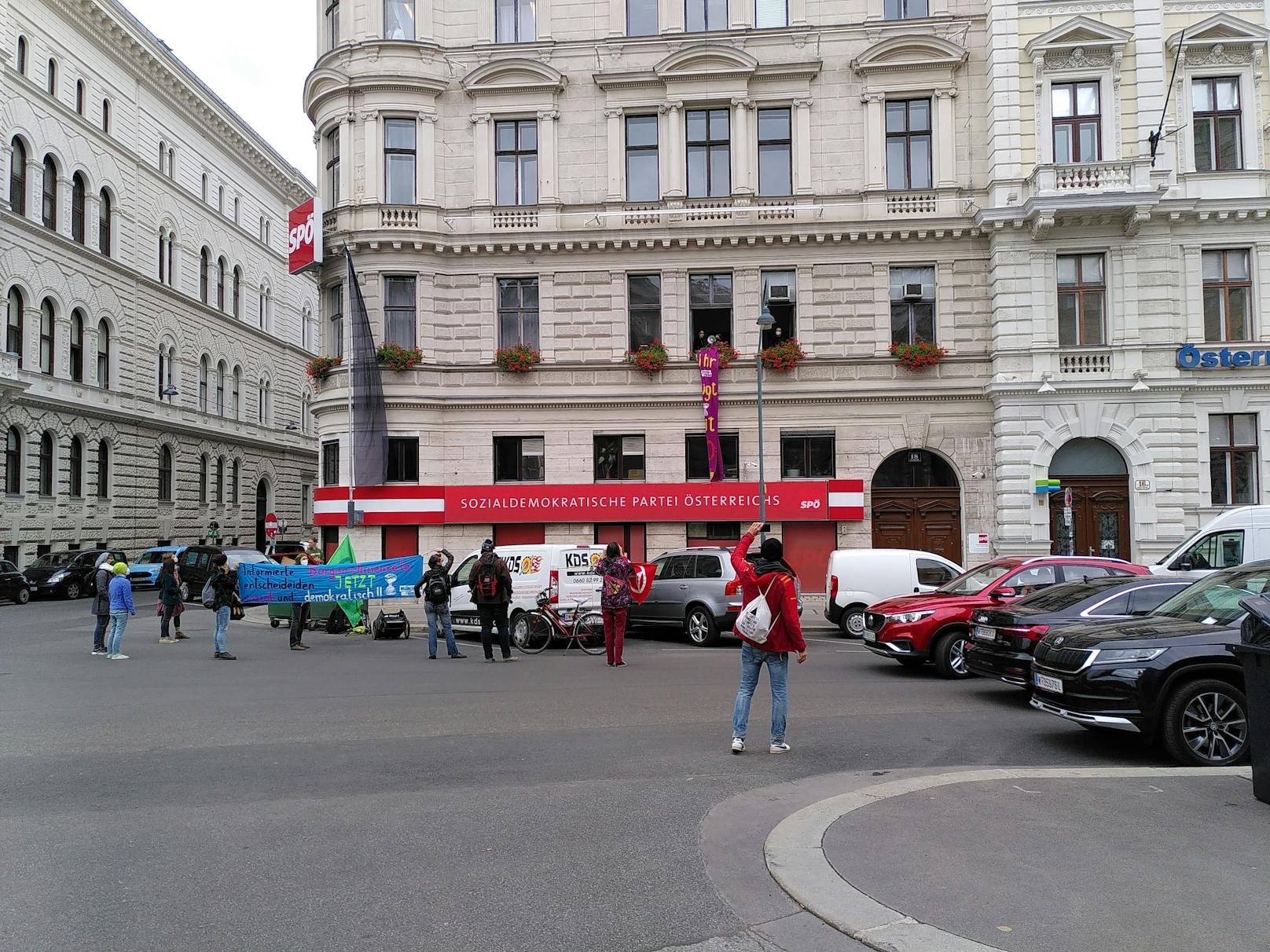 Am Montag früh besetzten Aktivisten von Extinction Rebellion die SPÖ-Zentrale in der Wiener Innenstadt.