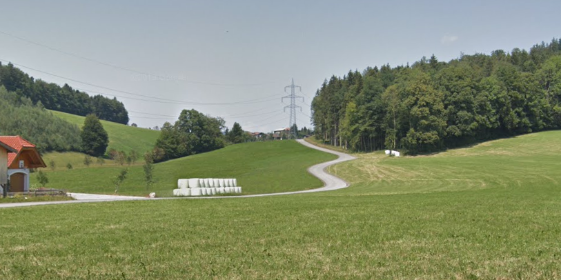 Die kurvenreiche Riedlstraße in Bad Vigaun von der Langgasse aus gesehen.