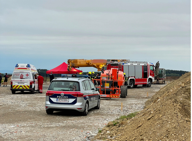 Der 41-Jährige wurde unter der Wippspitze des Krans begraben, dürfte auf der Stelle tot gewesen sein.