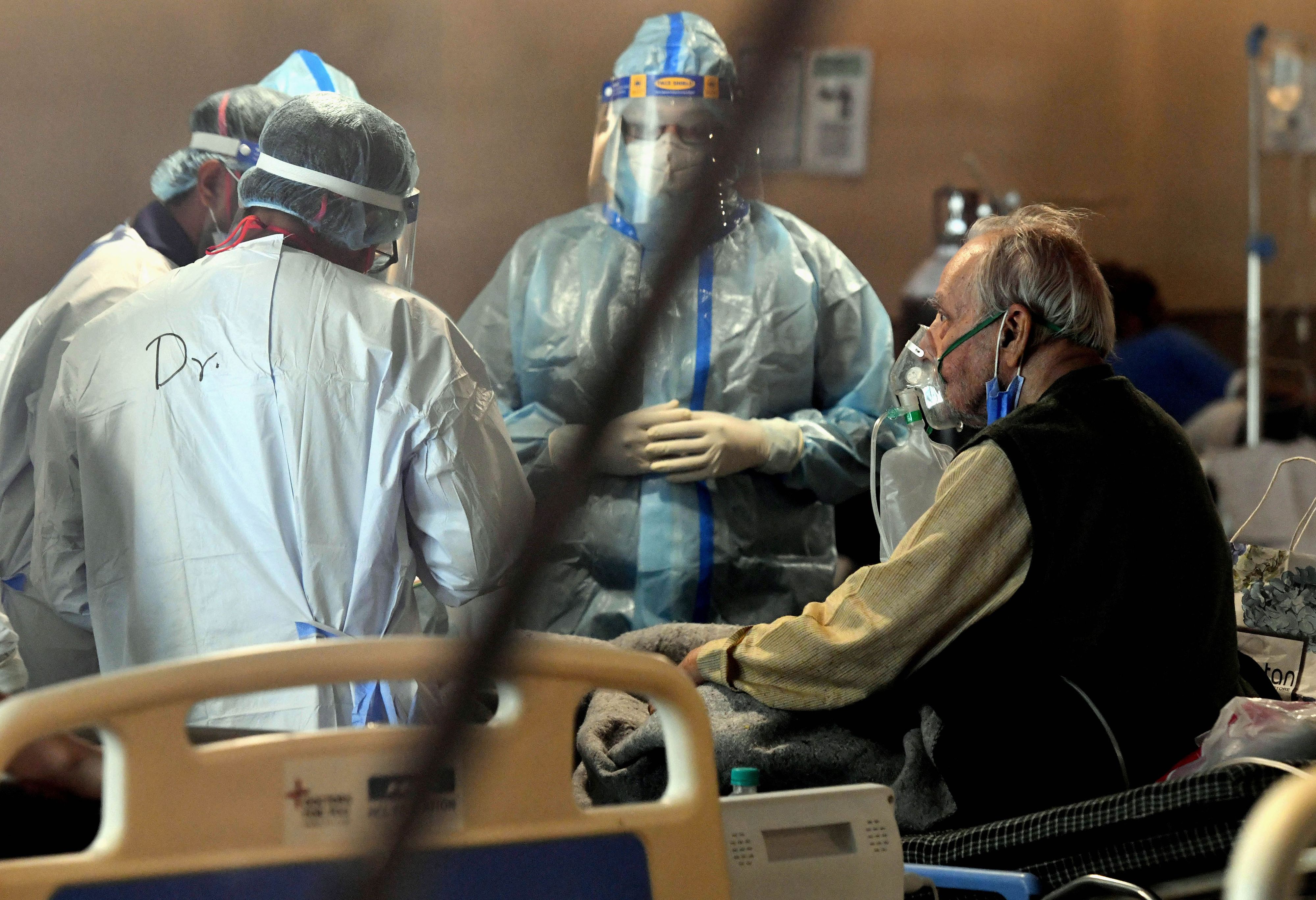 Download von www.picturedesk.com am 21.09.2021 (09:08).  (210508) -- NEW DELHI, May 8, 2021 (Xinhua) -- A COVID-19 patient is seen at an isolation center in New Delhi, India, on May 8, 2021. India's COVID-19 tally reached 21,892,676 on Saturday as 401,078 new cases were registered across the country in the past 24 hours, said the federal health ministry. (Xinhua/Partha Sarkar).Xinhua News Agency / eyevine :...http://. - 20210508_PD12372 - Rechteinfo: Rights Managed (RM)