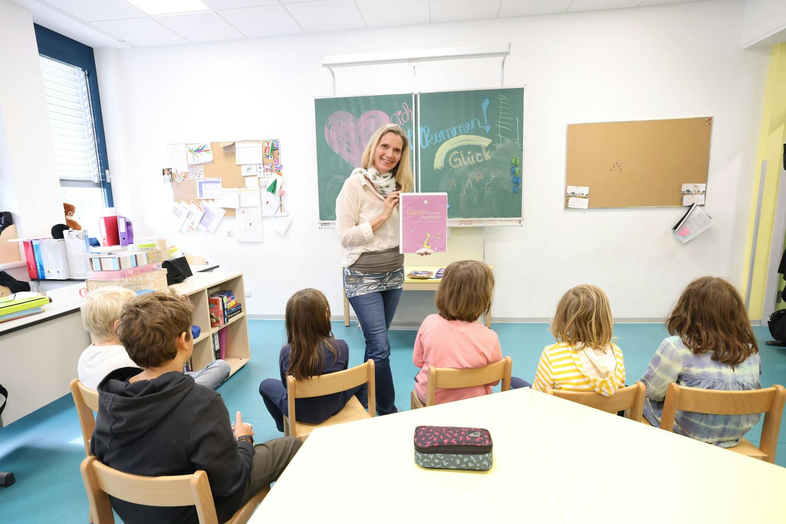 In den Wiener Volksschulen Friedrichsplatz und Lerngemeinschaft 15 wir Glück gelehrt, wie in der Klasse von Karin Märzinger (Mitte).