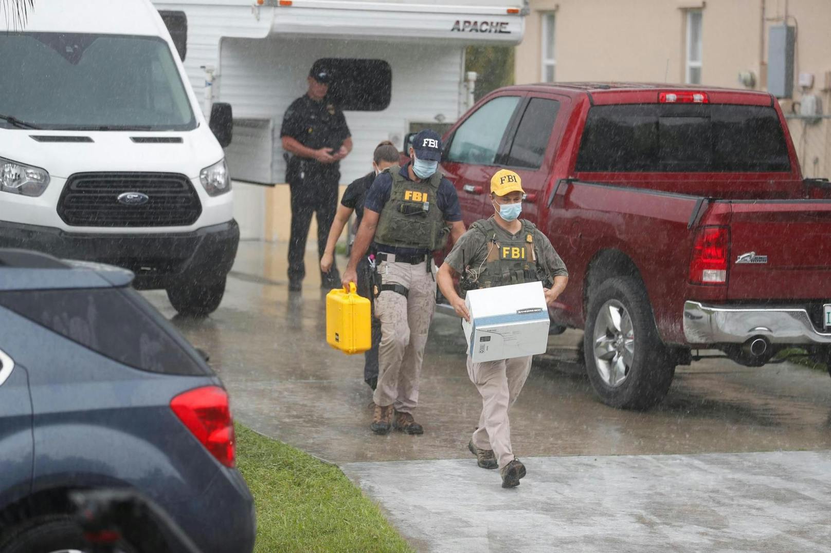 Beamte tragen in North Port, Florida, Beweismaterial aus dem Elternhaus des Freundes von Gabby Petito. (20. September 2021)