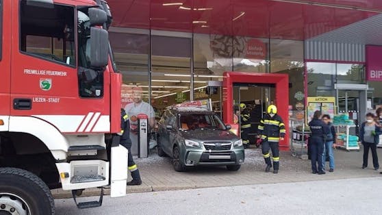 Die Pensionistin krachte mit ihrem Wagen durch die Scheibe. Eine 39-Jährige wurde von den herumfliegenden Scherben verletzt.