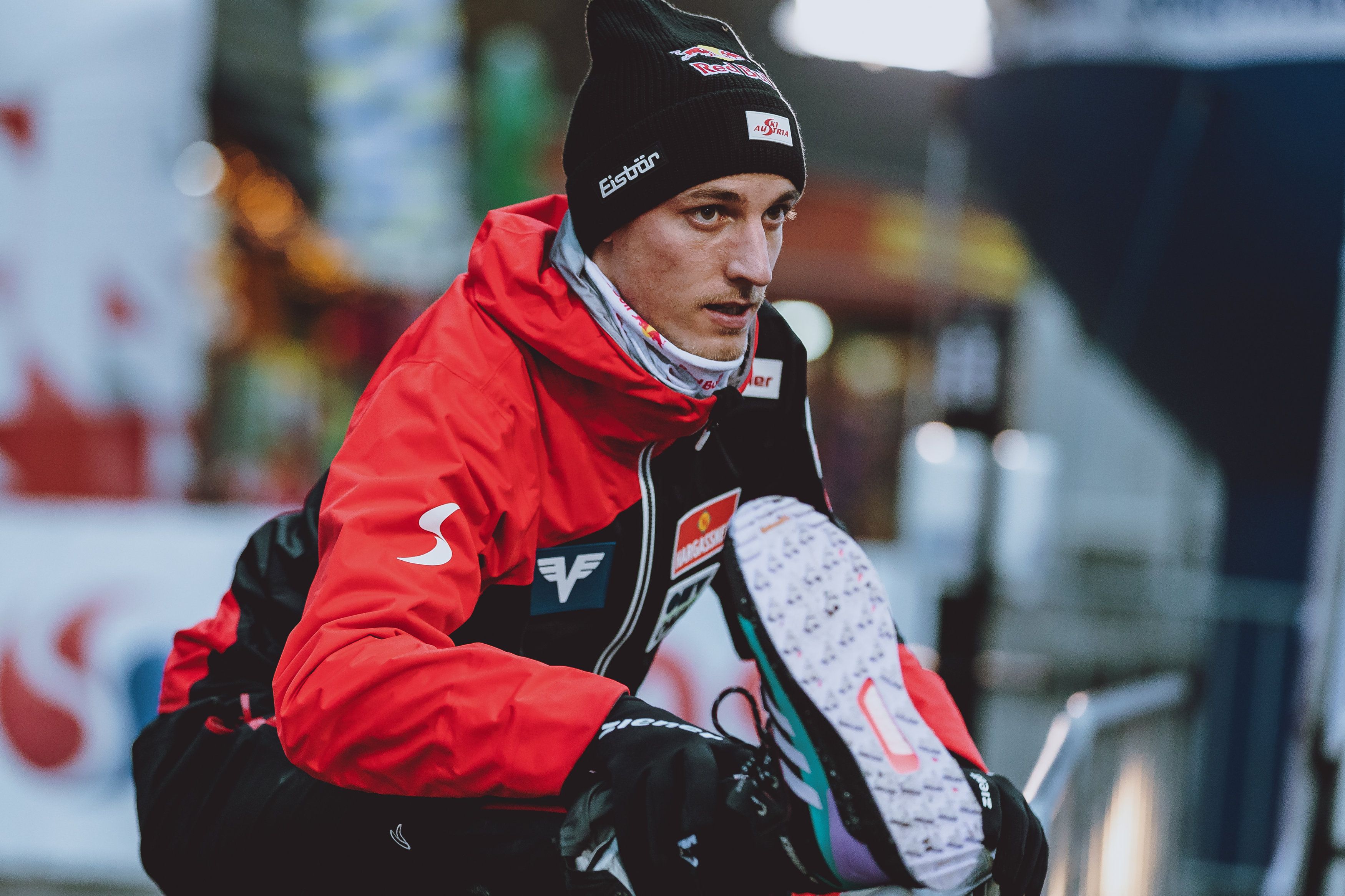 Gregor Schlierenzauer stellt die Sprungski ins Eck. 