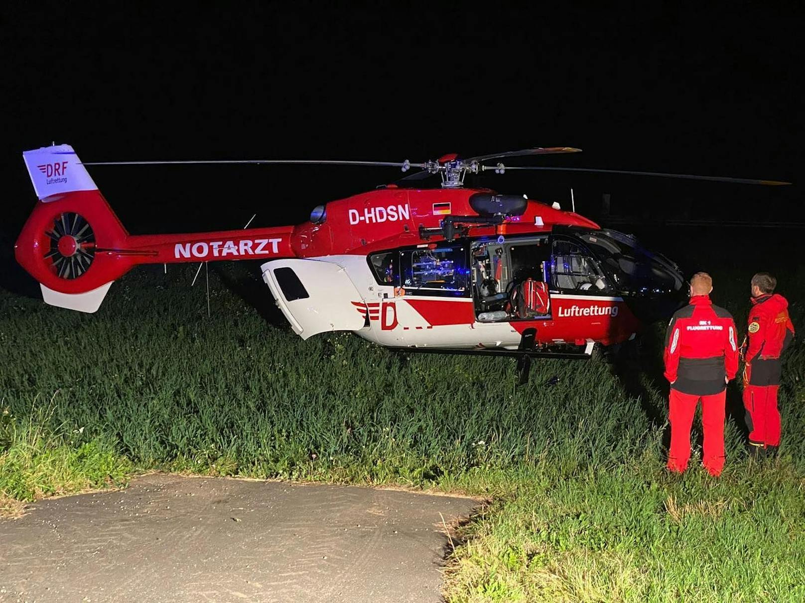 Aufgrund des starken Nebels konnten zwei Verletzte erst im Tal mit den Rettungshubschraubern weiter transportiert werden.