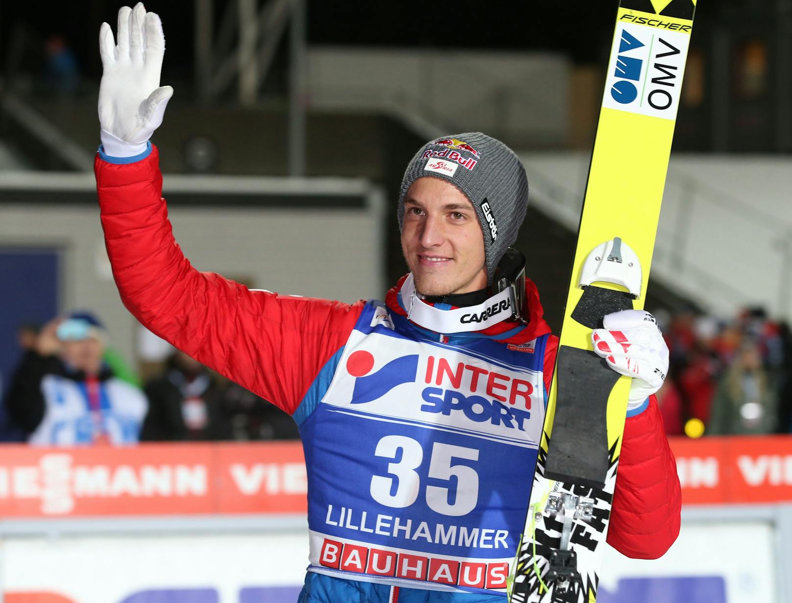 Das Lächeln über den Sieg in Lillehammer. Dort, wo er einst sein erstes Weltcupspringen gewann, schließt sich acht Jahre später der Kreis. In der Saison 2013/14 beginnt seine einstige Dominanz zu schwinden.