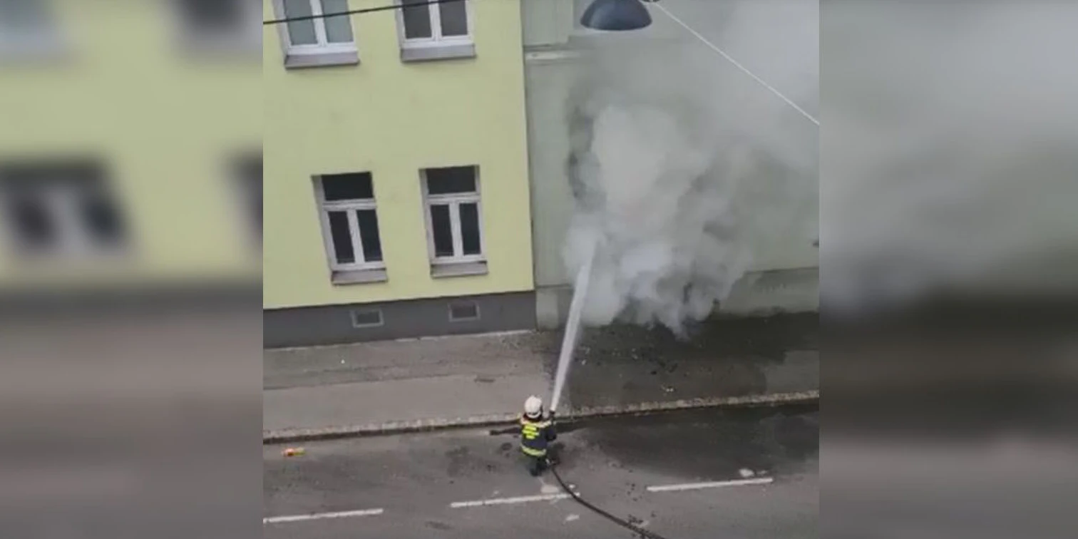Löscharbeiten der Wiener Berufsrettung