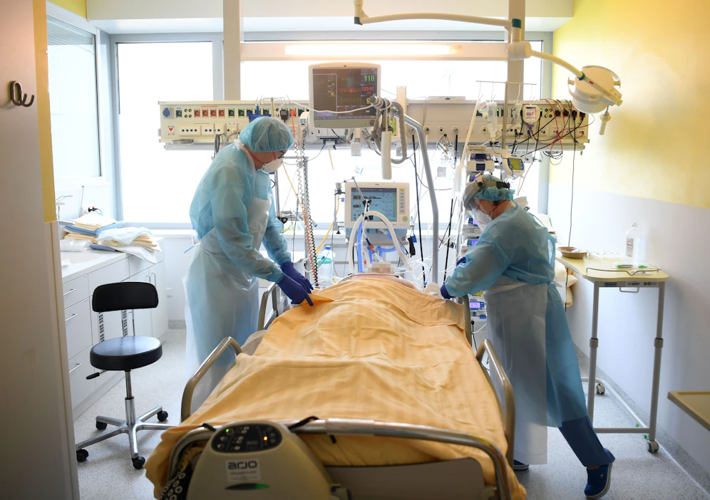 Die Bettenauslastung an den Intensivstationen steigt durch die vierte Corona-Welle schnell an.