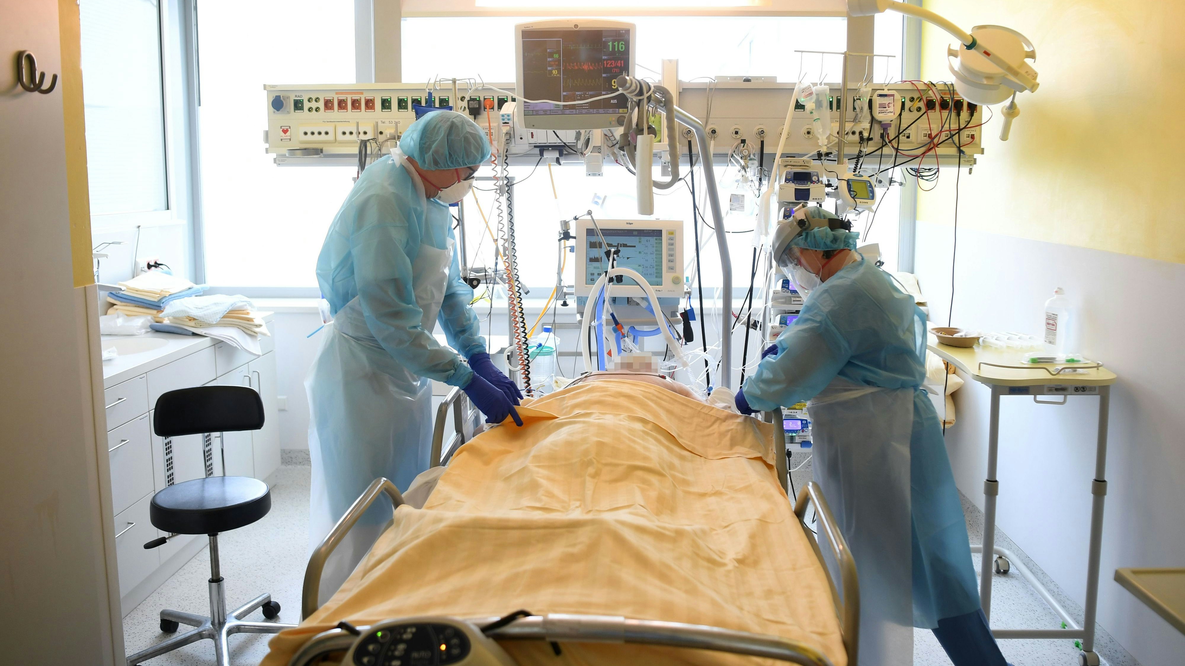 Die Bettenauslastung an den Intensivstationen steigt durch die vierte Corona-Welle schnell an.
