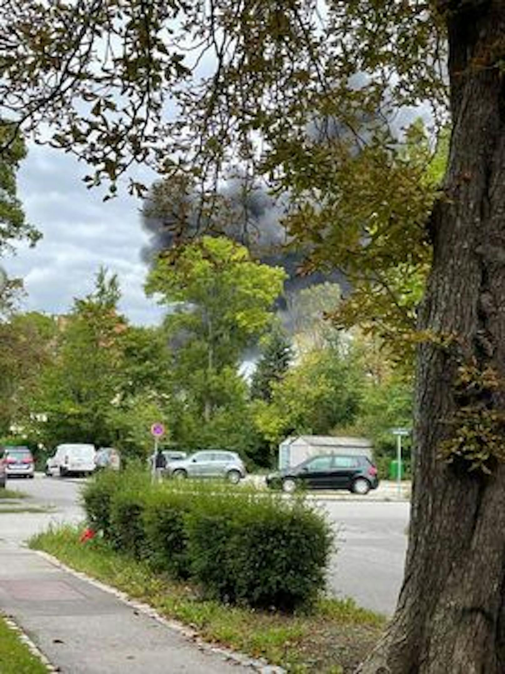  Die Rauchsäule ist kilometerweit zu sehen: Eine Firma am ehemaligen Semperit-Areal in Traiskirchen steht in Brand.