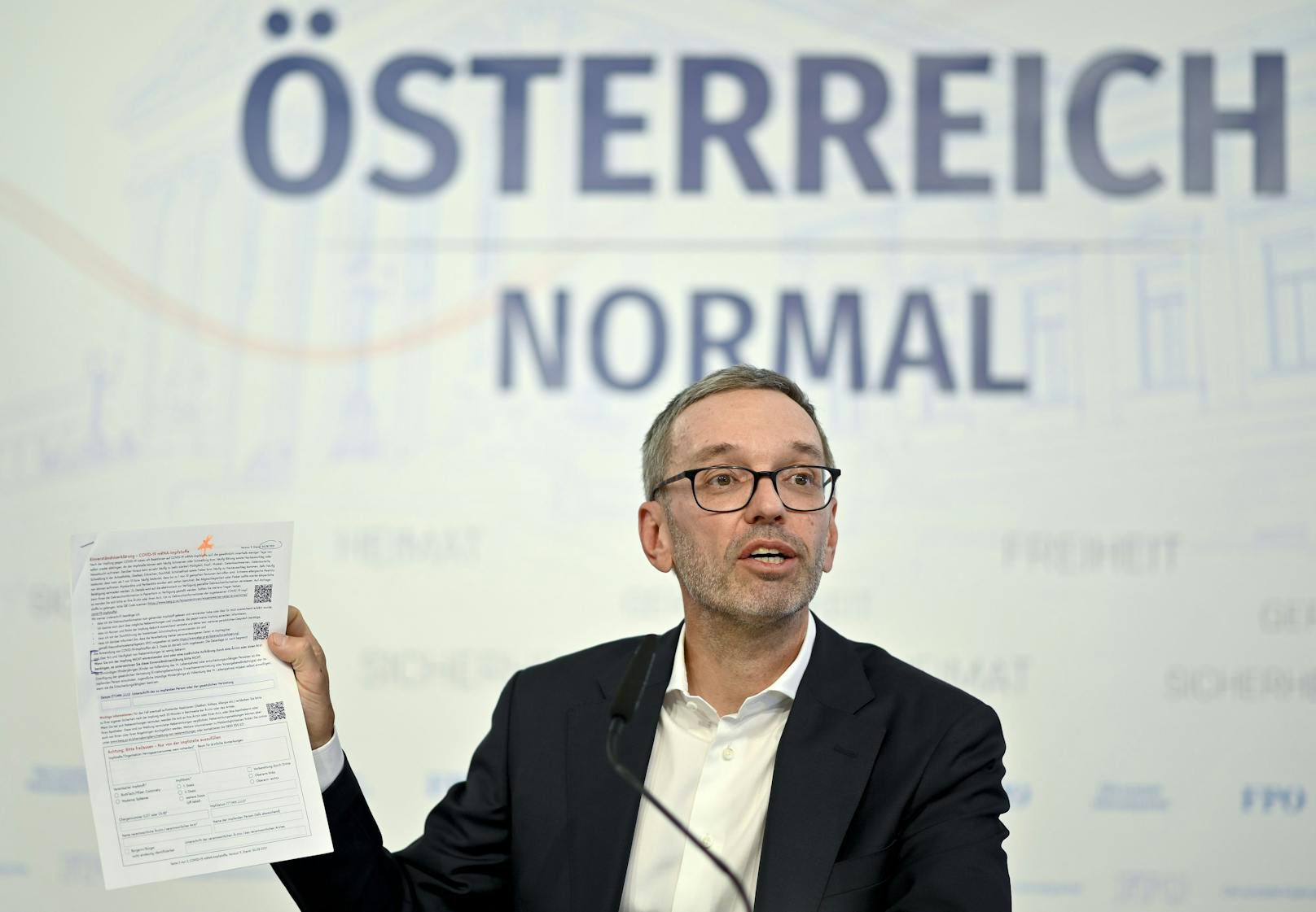 Der FPÖ-Chef hat die Anklageschrift gegen <strong>Wolfgang Rosam</strong> fertig. Es geht um Unterlassung der Behauptung,&nbsp;<strong>Herbert Kickl</strong> sei "heimlich geimpft" worden (Symbolfoto).