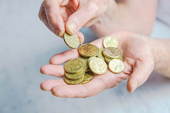 Die Seniorin händigte den Betrügern Goldmünzen im Wert von 100.000 Euro aus. Symbolbild.