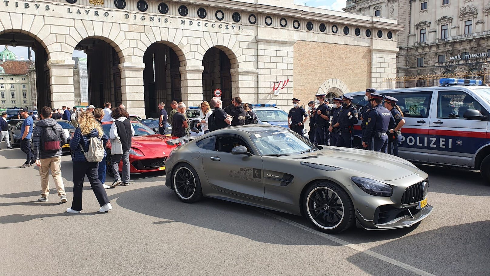 Gestartet sind die Supersportwagen in Monaco.&nbsp;