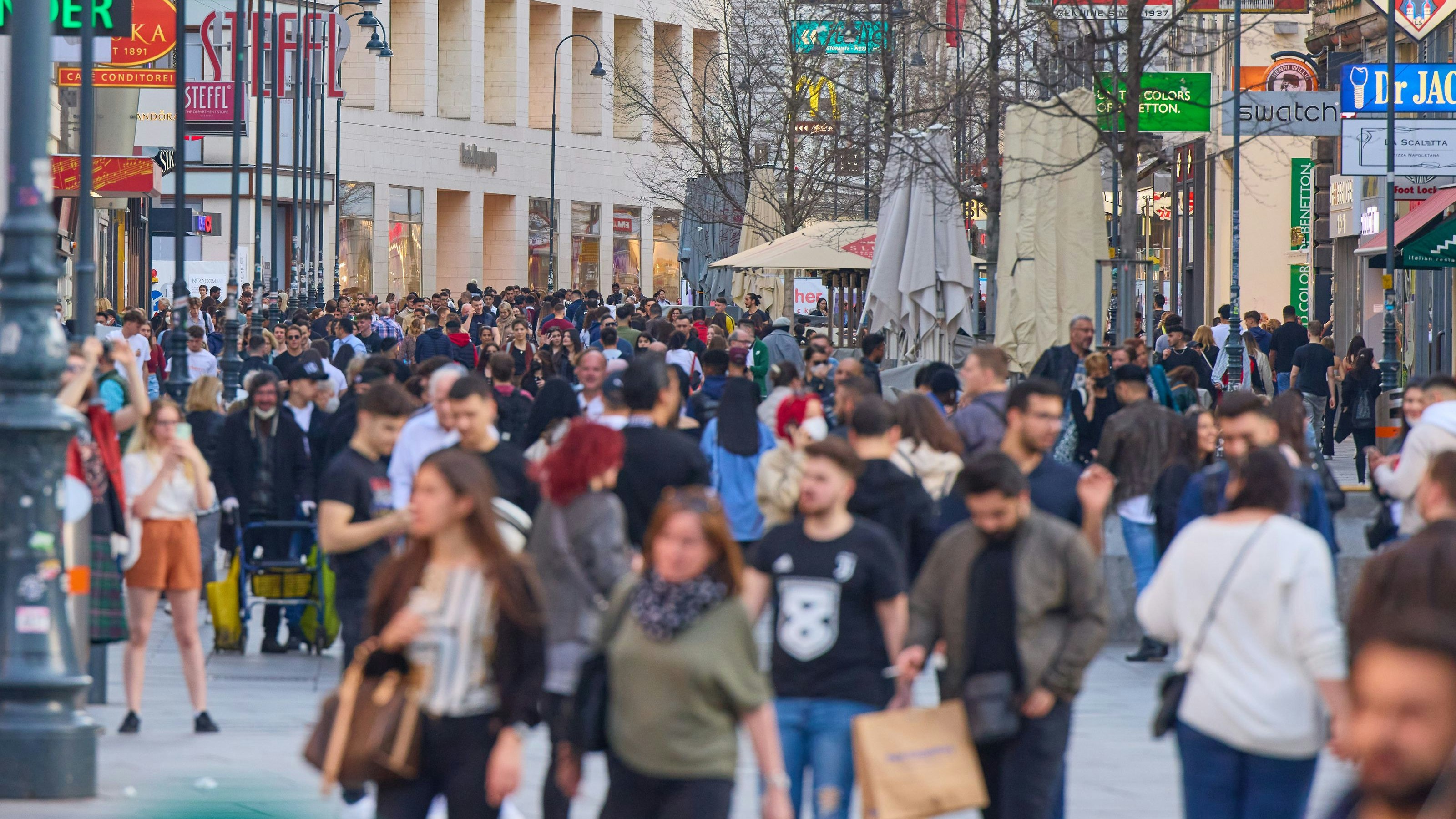 Menschen auf der Kärntner Straße