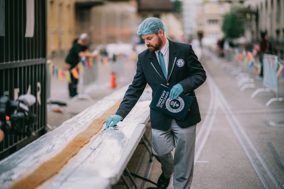 Ein offizieller Richter der Guinness World Records bestätigte den Sieg.