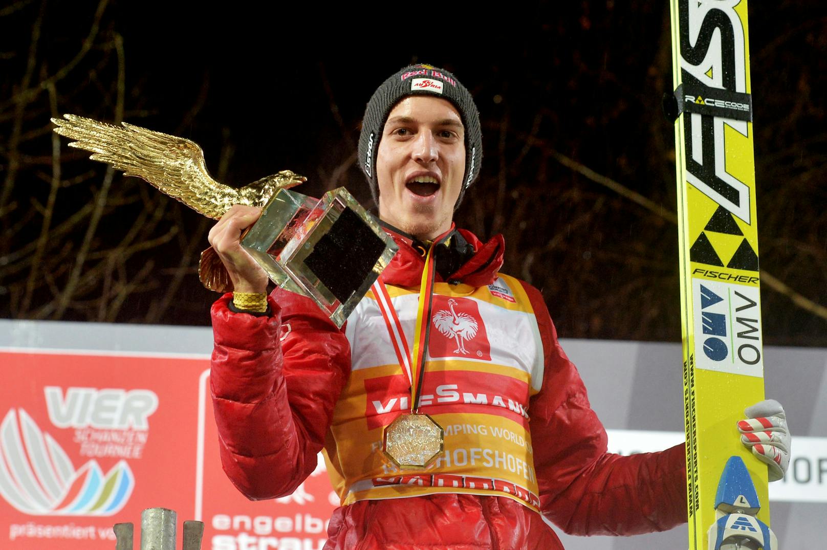 2013 krönt er die Fabelsaison mit seinem zweiten Gesamtsieg bei der Vierschanzentournee. Nach 2012 schlägt er zum zweiten Mal beim prestigeträchtigen Skisprung-Wettkampf zu.
