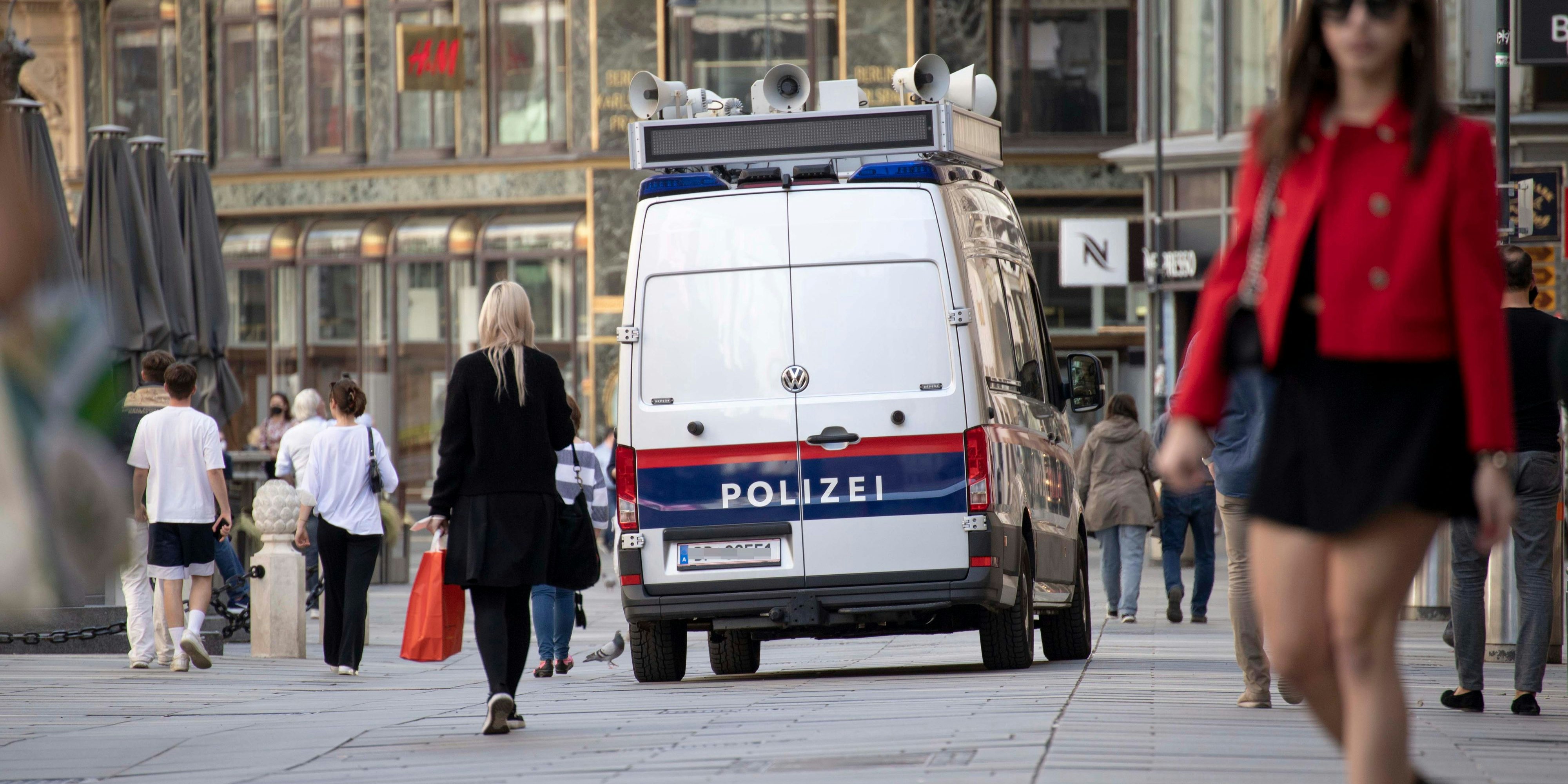 Download von www.picturedesk.com am 21.09.2021 (13:56).  Seit heute, 1. April 2021, gilt im Osten Österreichs ein harter Lockdown. Im Zuge dessen gilt auch an manchen öffentlichen Orten auch im Freien eine FFP2 Maskenpflicht. Im Bild: Ein Fahrzeug der Wiener Polizei am ,, Am Graben ". Wien, Österreich. 01.04.2021 // First day in the new lock down in eastern Austria. There are public places were it is mandatory to wear FFP2 masks also outdoors. Picture: Police car in ,, Am Graben ". Austria. April 1st, 2021. - 20210401_PD5664 - Rechteinfo: Rights Managed (RM)