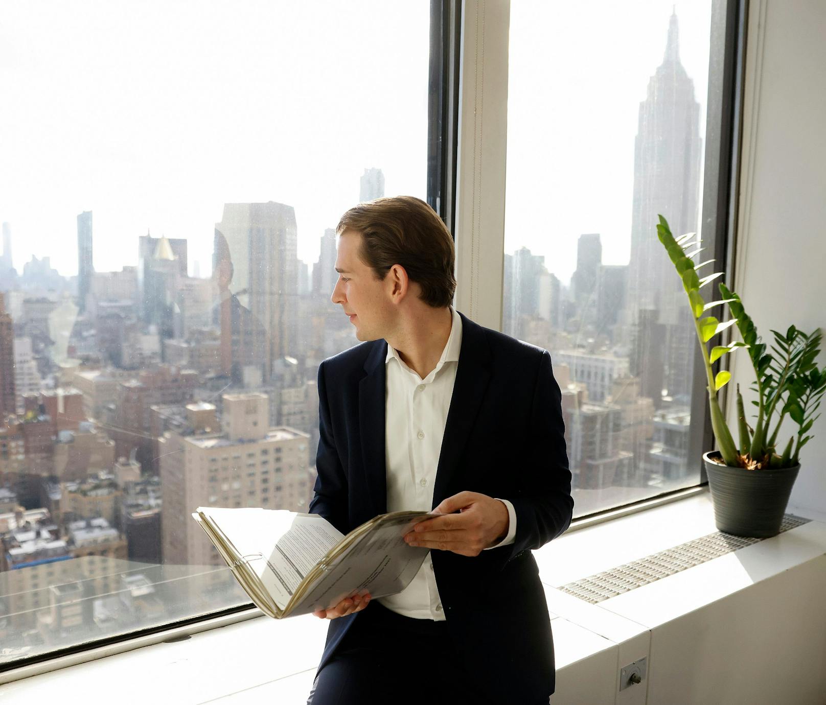 Angekommen: Sebastian Kurz wirft einen Blick auf die Skyline von New York.