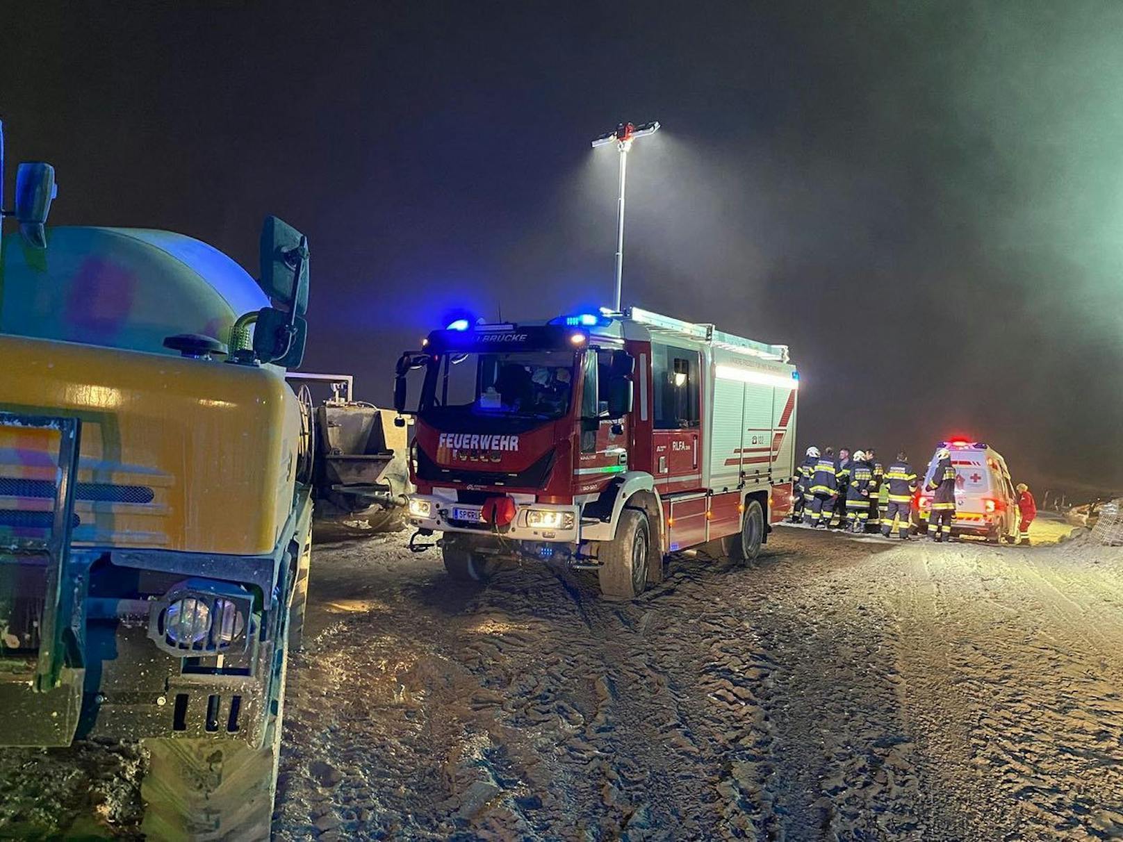 Im Einsatz standen die FF Obervellach, FF Kolbnitz, FF Mühldorf, FF Möllbrücke, BTF Verbund, Bergrettung, mehrere Rettungsfahrzeuge, Notarzt, 2 Rettungshubschrauber sowie die Polizeistreifen Obervellach und Möllbrücke.