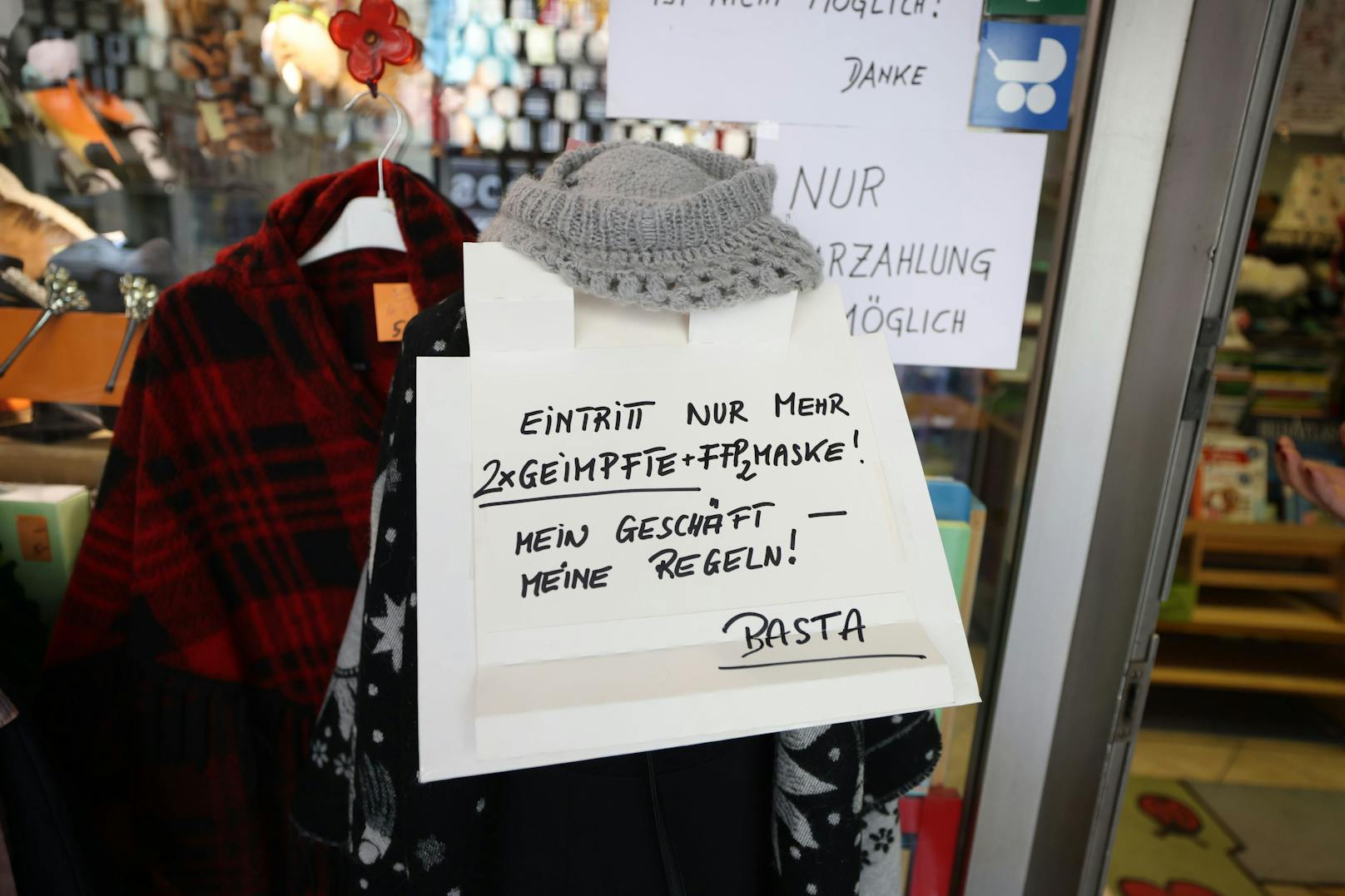 In den Shop von Ruth Berka-Wintner (61) in Wien-Brigittenau dürfen nur nur zwei Mal Geimpfte mit FFP2-Maske rein.