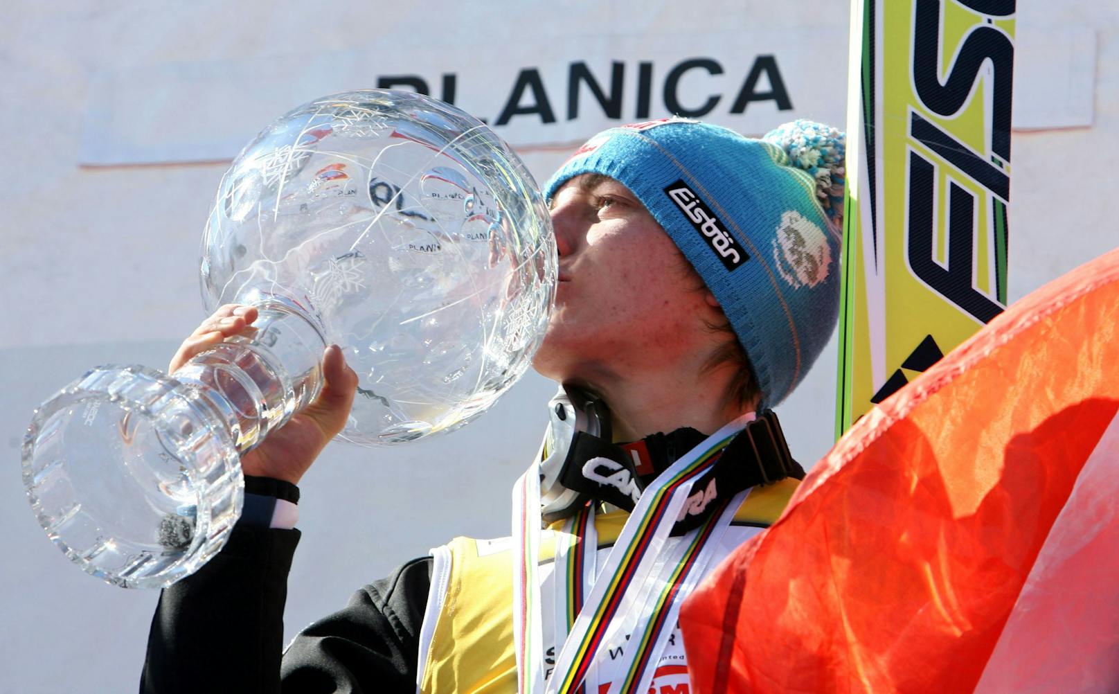 In seiner dritten Saison im Weltcup dominiert der Innsbrucker seine Sportart. Schlierenzauer gewinnt 2008/09 die große Kristallkugel. Es wird eine zweite folgen.