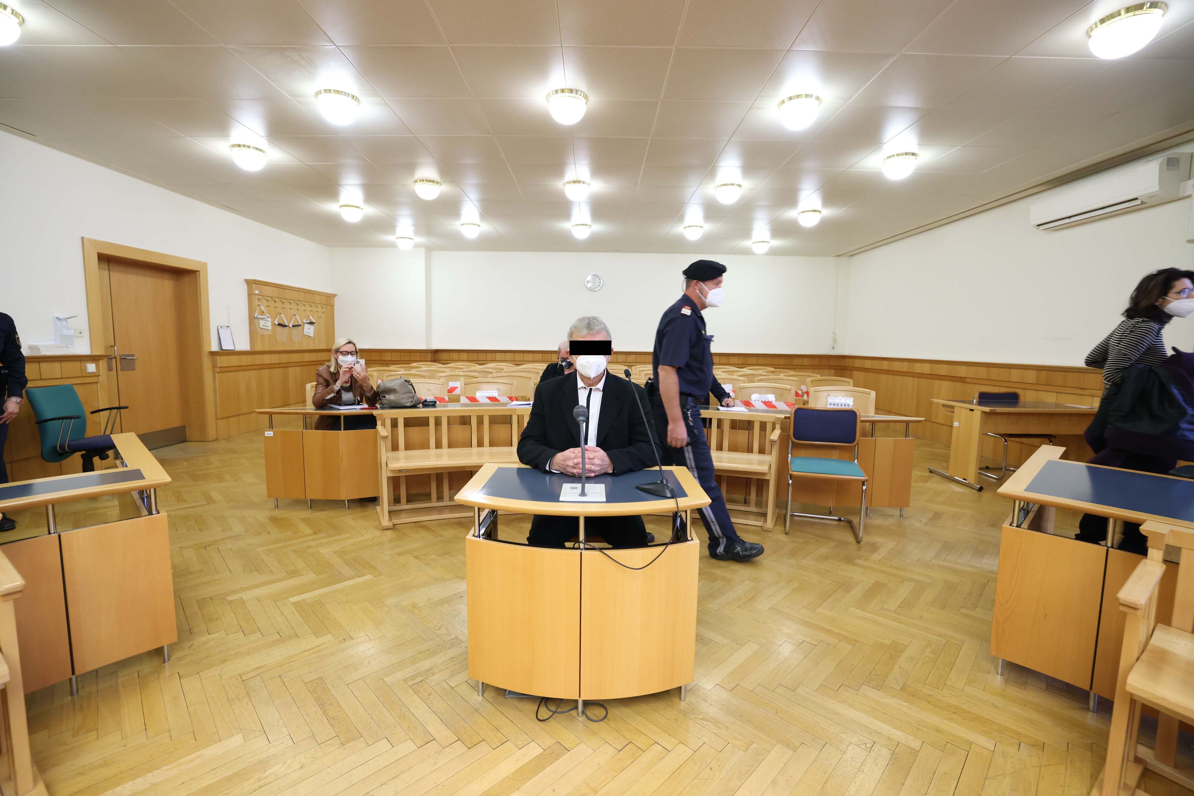 Der Angeklagte vor Gericht.