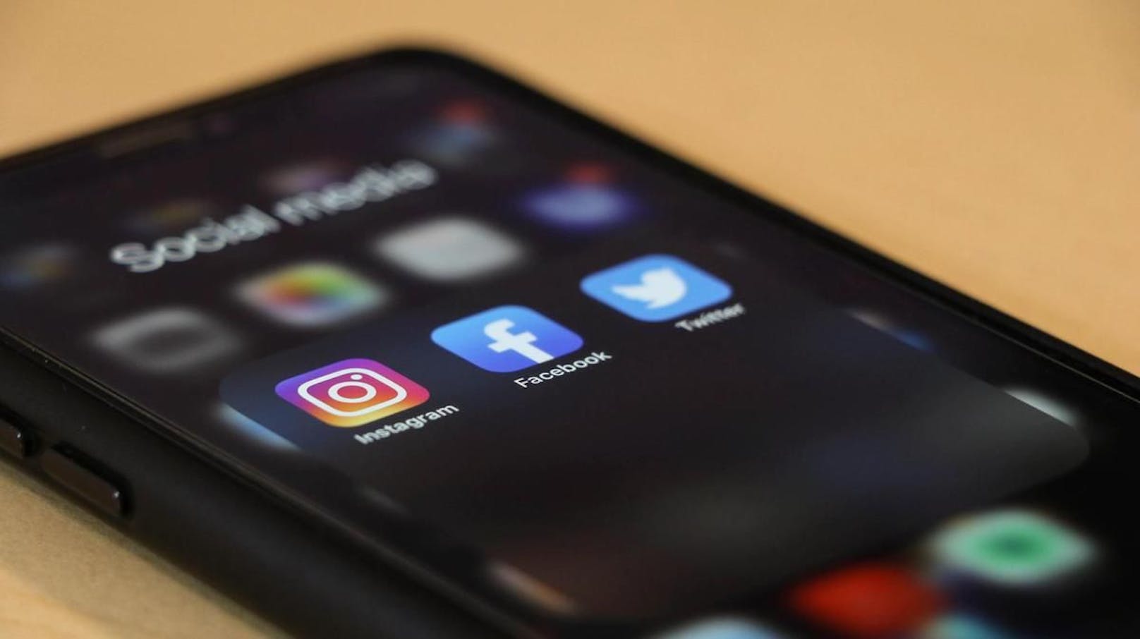 Darin zeigte sich, dass rund 13 Prozent der Nutzerinnen und Nutzern in Großbritannien und sechs Prozent in den USA ihre suizidalen Gedanken auf die Nutzung von Instagram zurückführen.