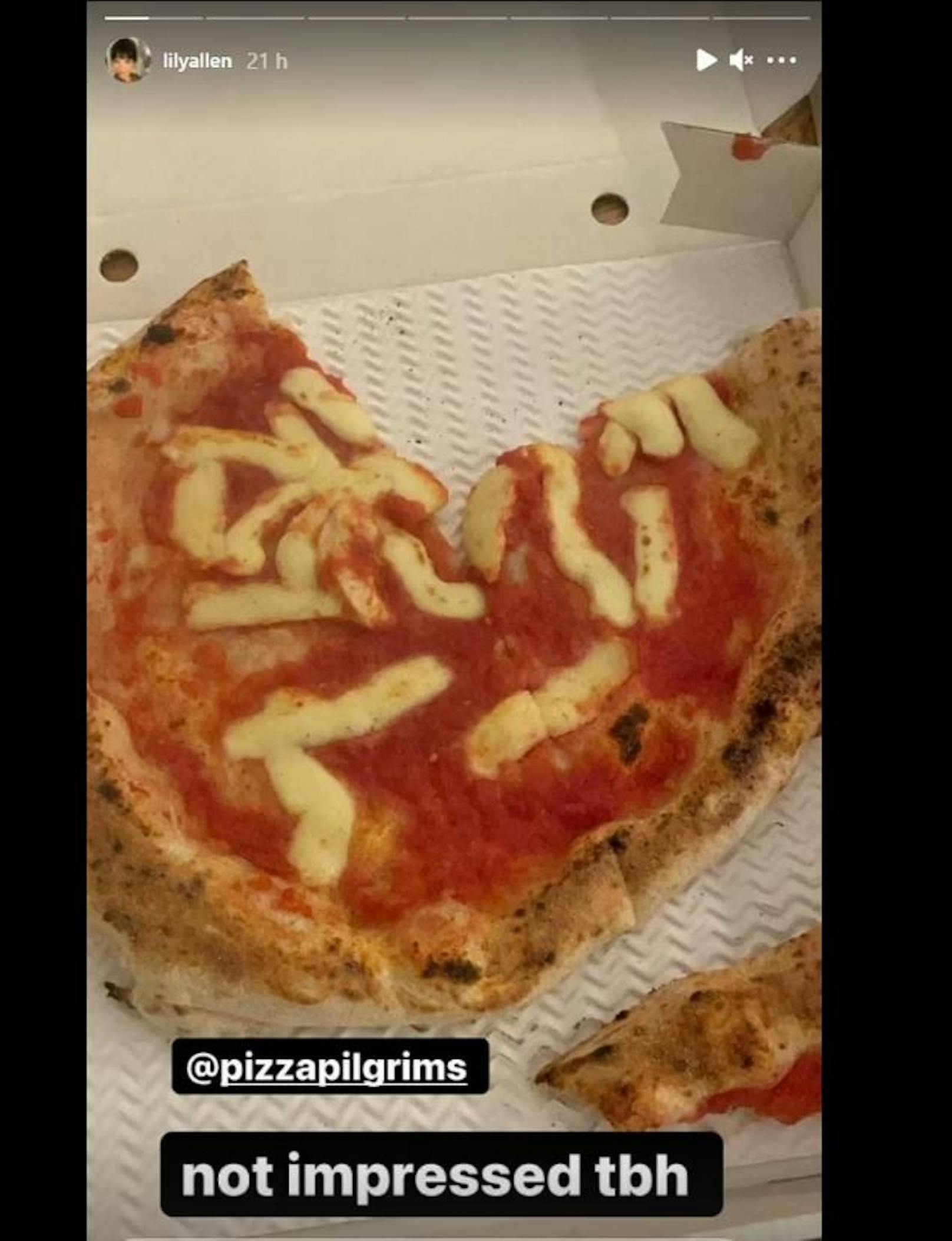 Lilly Allen teilte auf Instagram ein Foto von ihrer Pizza.