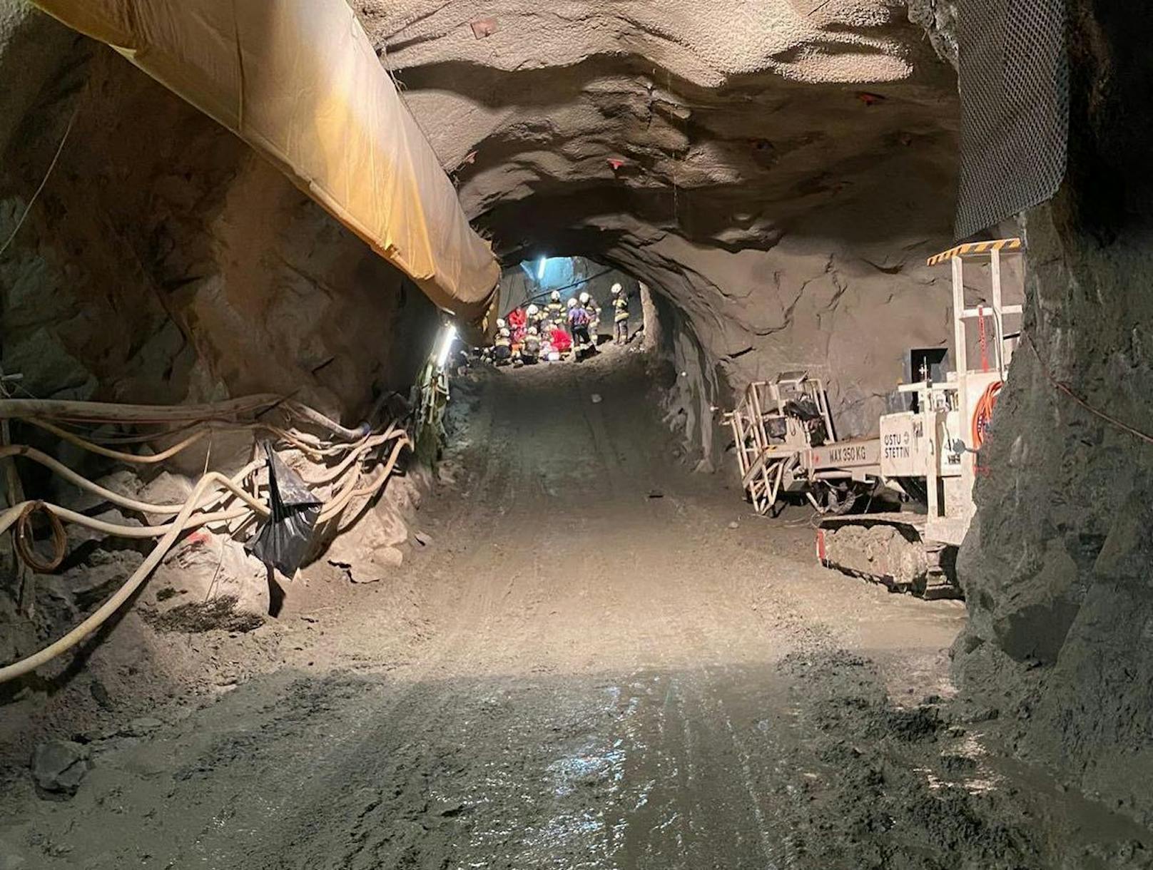 In der Tunnelbaustelle am Reißeck ist eine Dumpermulde frontal in eine Wand abgerutscht. Drei Personen wurden verletzt.