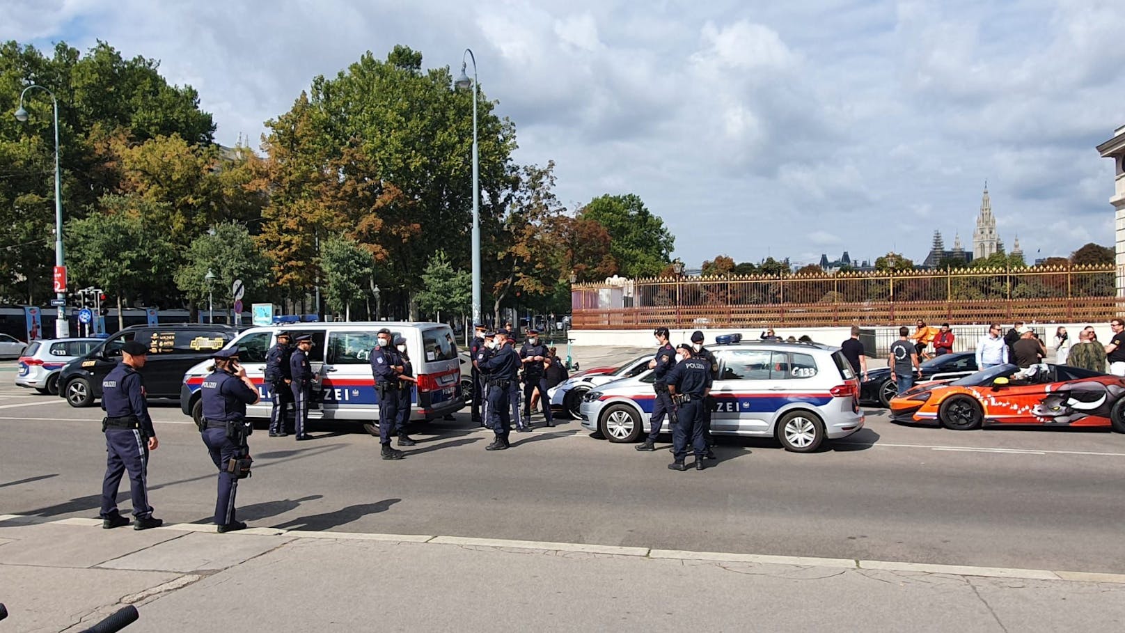 Polizeiaufgebot vor dem Burgtor beim Heldenplatz