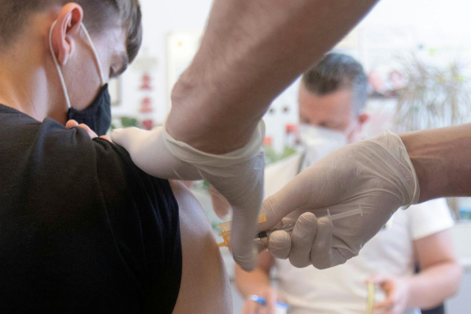 Ein Schüler wird gegen Corona geimpft. Die Mediziner hoffen auf eine baldige Kinder-Impfung.