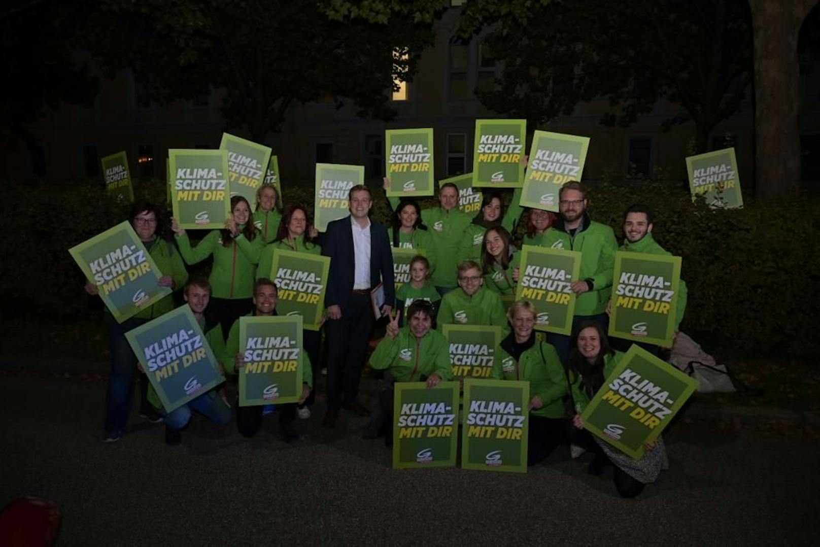 Grünen-Spitzenkandidat Stefan Kaineder mit Grün-Anhängern