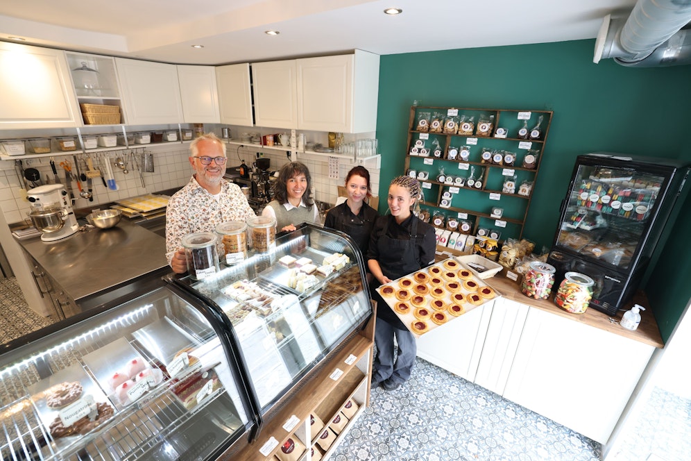 Betreiberpaar Mark und Claudia Hellin mit Konditormeisterin Iris und Lehrling Kathi in der neusten Hüftgold Bäckerei am Lainzer Platz in Wien-Hietzing.