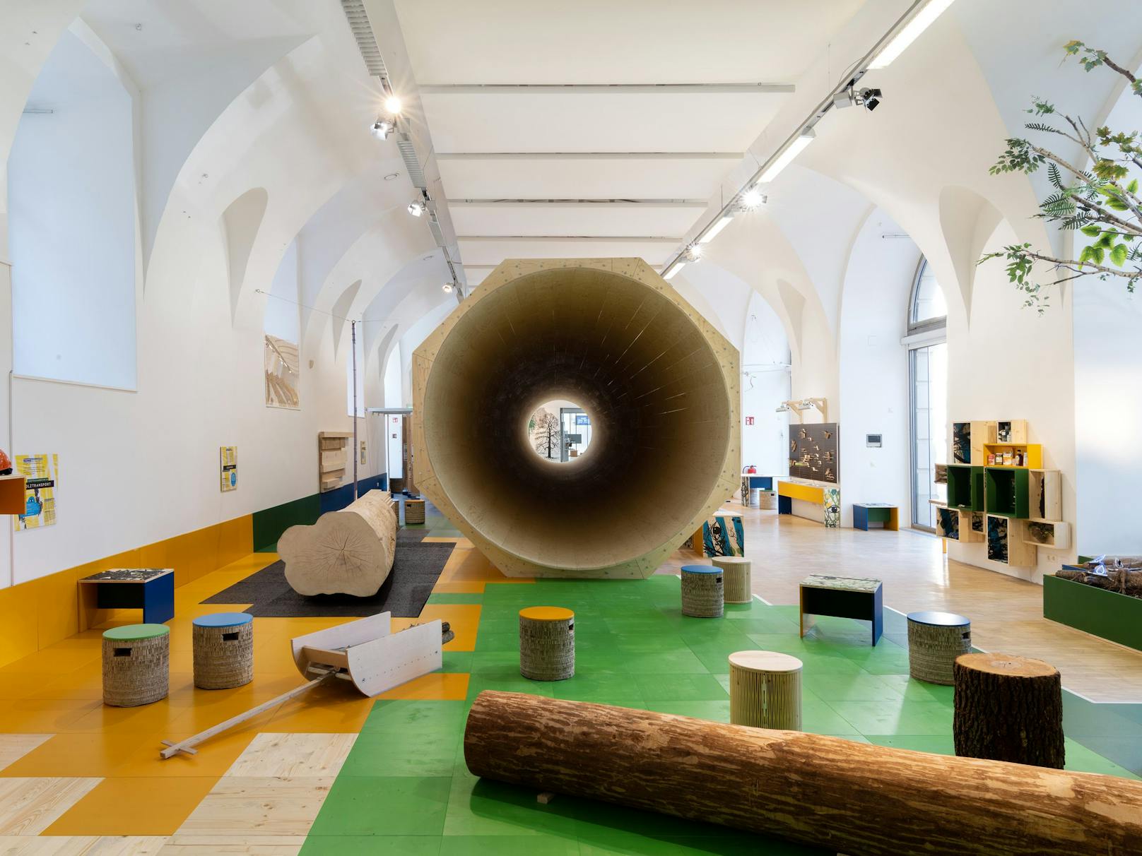 Die Mitmachausstellung "Alles Holz" im Zoom Kindermuseum (Neubau) wird bis Ende Februar 2022 verlängert.Highlight ist ein 30 Meter langer, begehbarer Baumstamm.