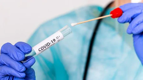 Bei elf Schülern schlug der Nasenbohrertest an, bis die Ergebnisse des PCR-Test vorliegen werden die Kinder abgesondert.