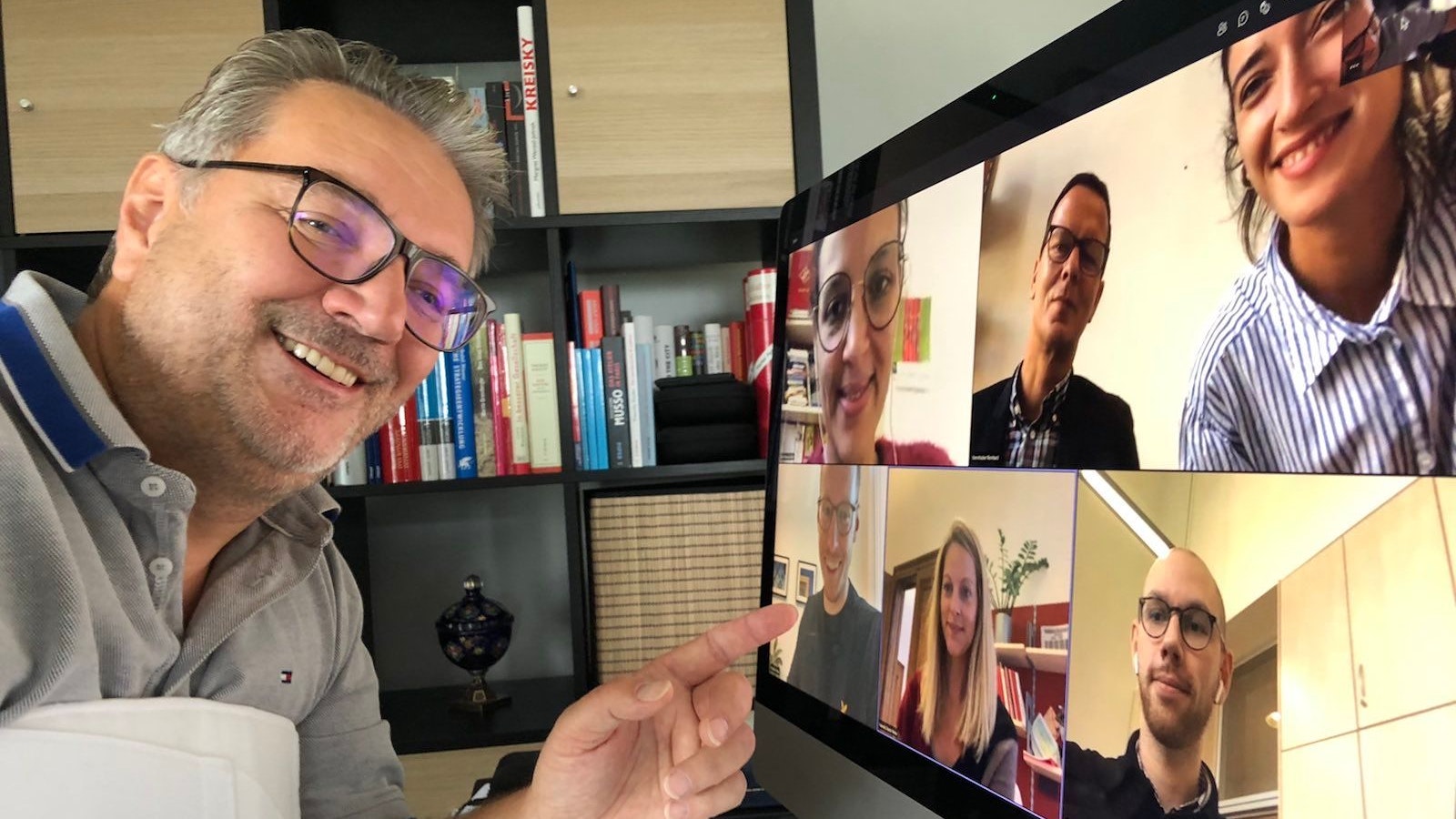 Vor einiger Woche zog sich Gesundheitsstadtrat Peter Hacker (SPÖ) bei einem Sturz schwere Verletzungen zu. Trotz starker Schmerzen sitzt er dennoch tapfer daheim, um weiter gegen die Coronavirus zu kämpfen. Statt persönlicher Termine muss