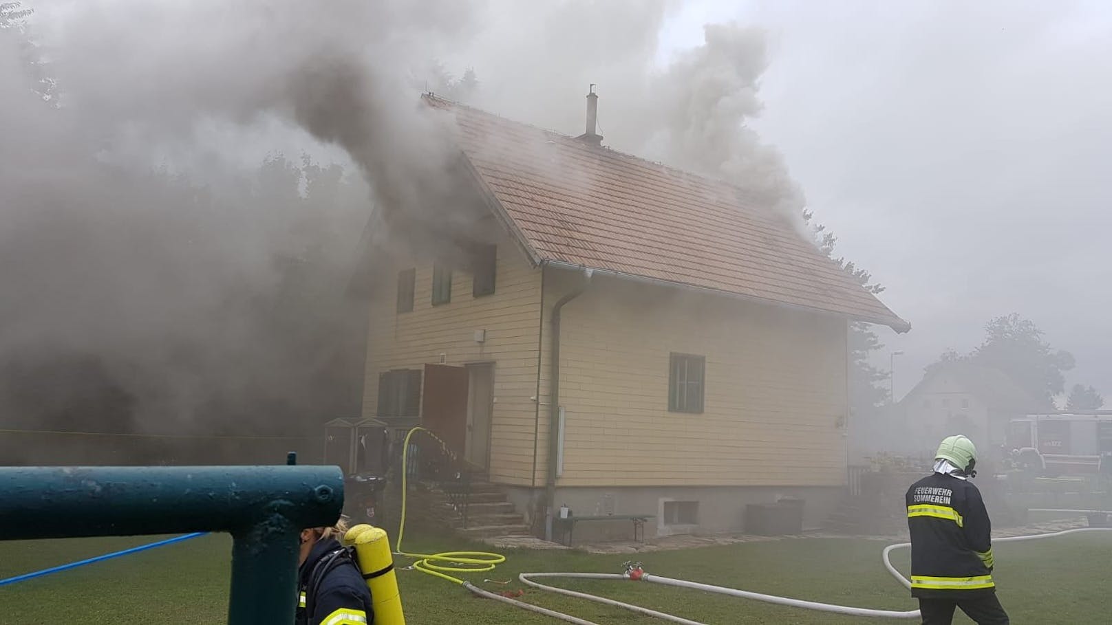 Der erste Stock eines Wohnhauses stand in Flammen.