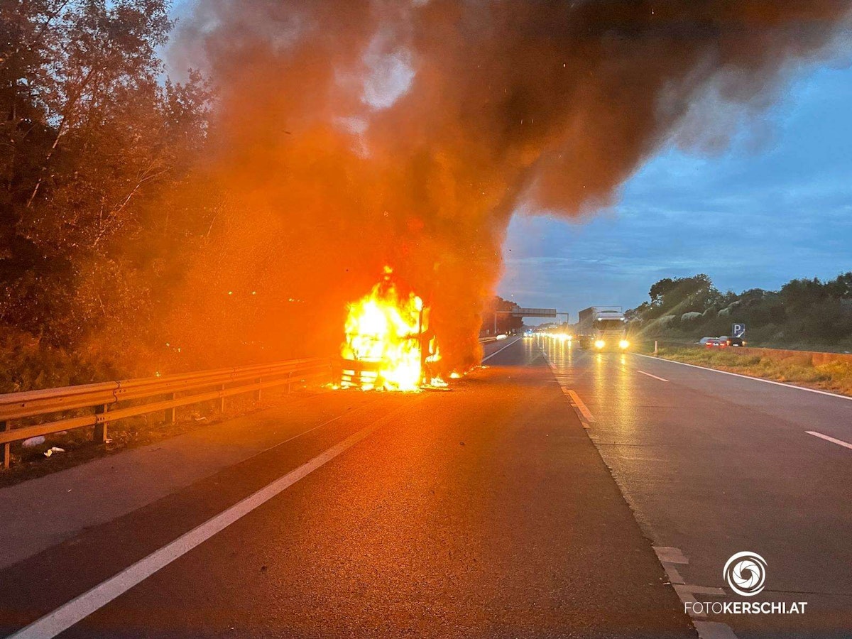 In den frühen Morgenstunden brannte auf der A1 zwischen Enns und St. Valentin ein am Pannenstreifen stehender Lkw. 