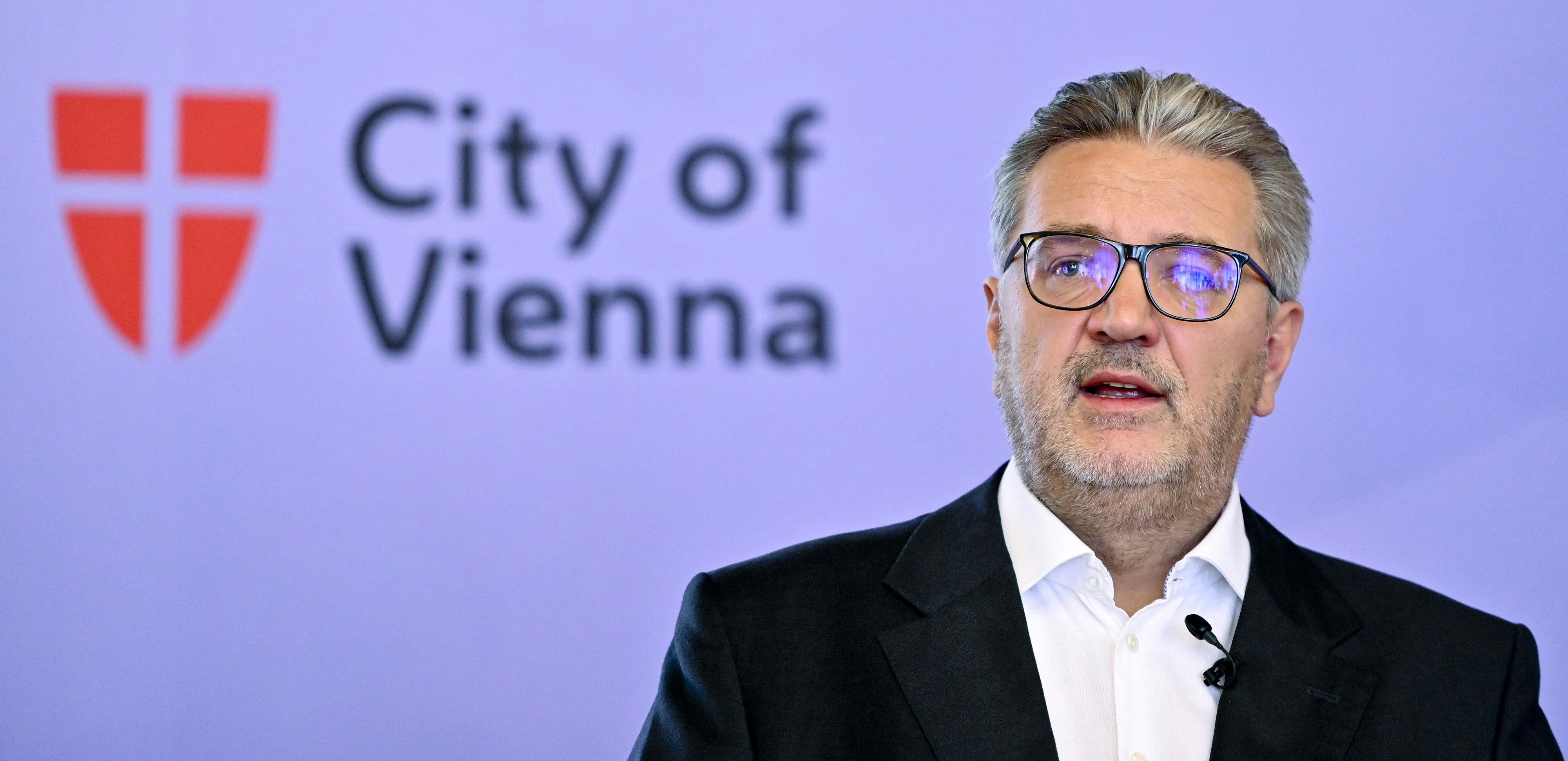 Download von www.picturedesk.com am 22.09.2021 (10:14).  ABD0067_20210827 - WIEN - ÖSTERREICH: Corona: Gesundheitsstadtrat Peter Hacker (SPÖ) am Freitag, 27. August, 2021, im Rahmen der Pressekonferenz "Sicherer Schulstart in Wien" im Wiener Rathaus. - FOTO: APA/HERBERT NEUBAUER - 20210827_PD2312 - Rechteinfo: Rights Managed (RM)