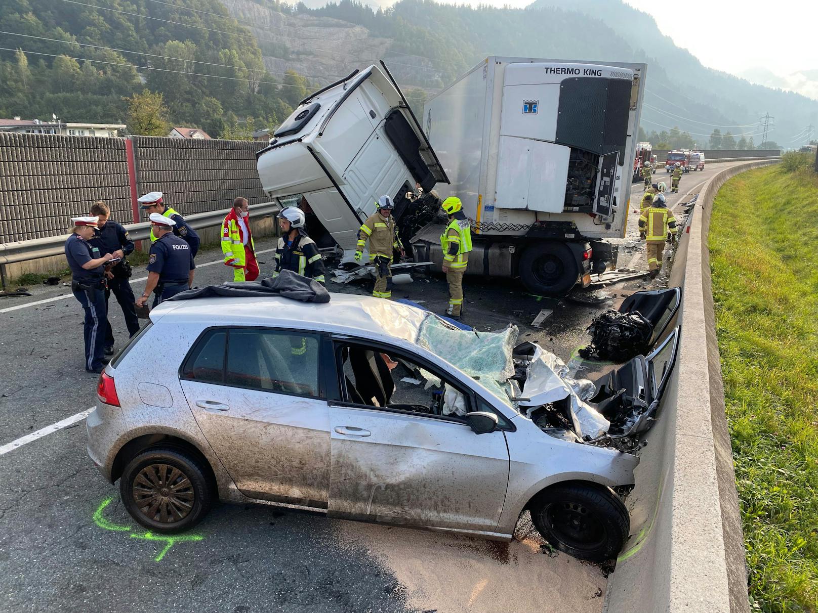 Ein schwerer Verkehrsunfall auf der Loferer Bundesstraße forderte am Morgen des 22. September 2021 ein Todesopfer.