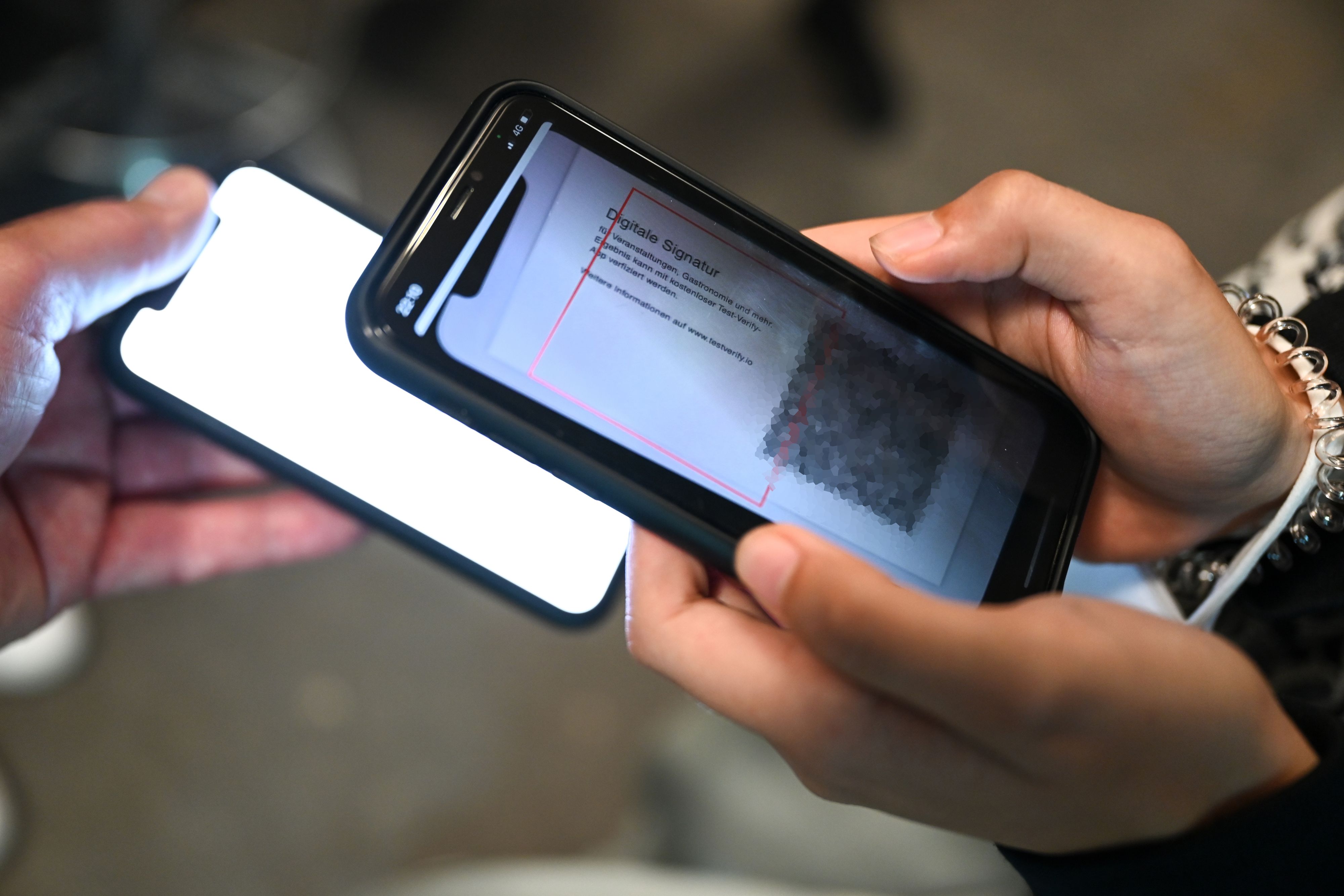 Download von www.picturedesk.com am 22.09.2021 (13:48).  02 July 2021, Baden-Wuerttemberg, Ravensburg: Visitors who show a digital coronatest with a negative result are allowed to pass the control at the entrance to Club Kantine. Thanks to a model project, the club is allowed to open. Photo: Felix Kästle/dpa - 20210702_PD14961 - Rechteinfo: Rights Managed (RM)