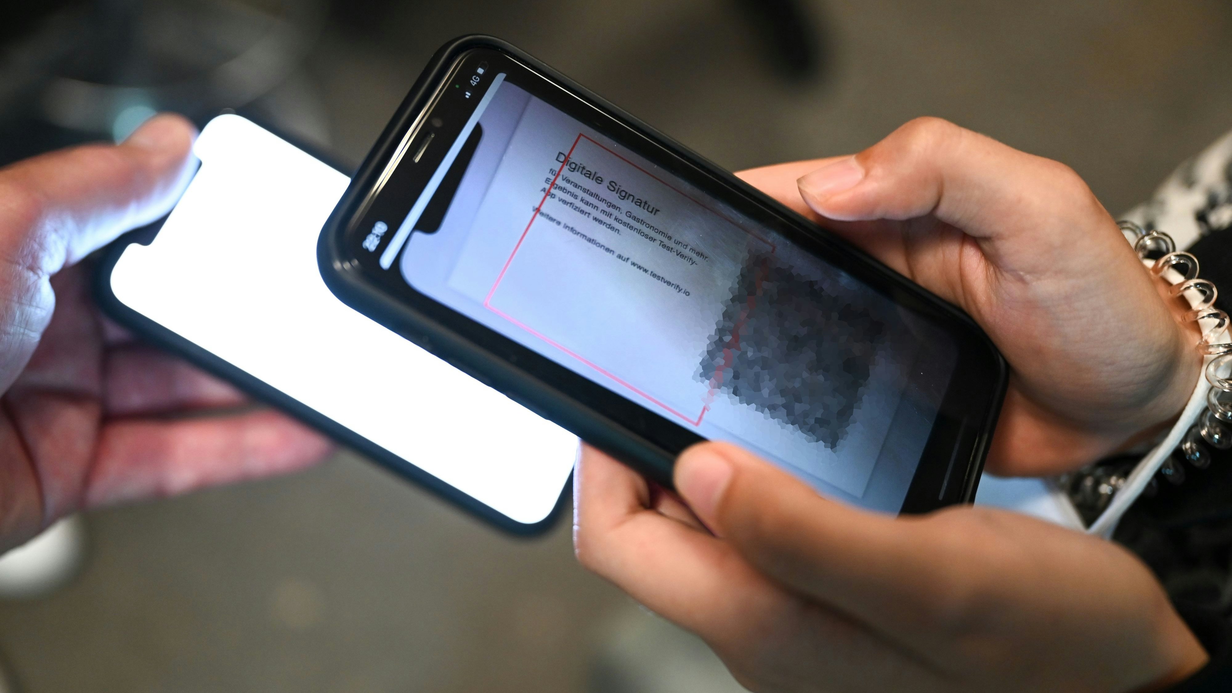 Download von www.picturedesk.com am 22.09.2021 (13:48).  02 July 2021, Baden-Wuerttemberg, Ravensburg: Visitors who show a digital coronatest with a negative result are allowed to pass the control at the entrance to Club Kantine. Thanks to a model project, the club is allowed to open. Photo: Felix Kästle/dpa - 20210702_PD14961 - Rechteinfo: Rights Managed (RM)