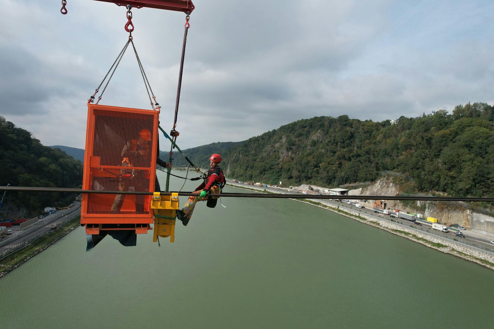 Mit einem so genannte Seilreiter (Container in orange) wird das Tragseil von Norden nach Süden über die Donau gezogen.