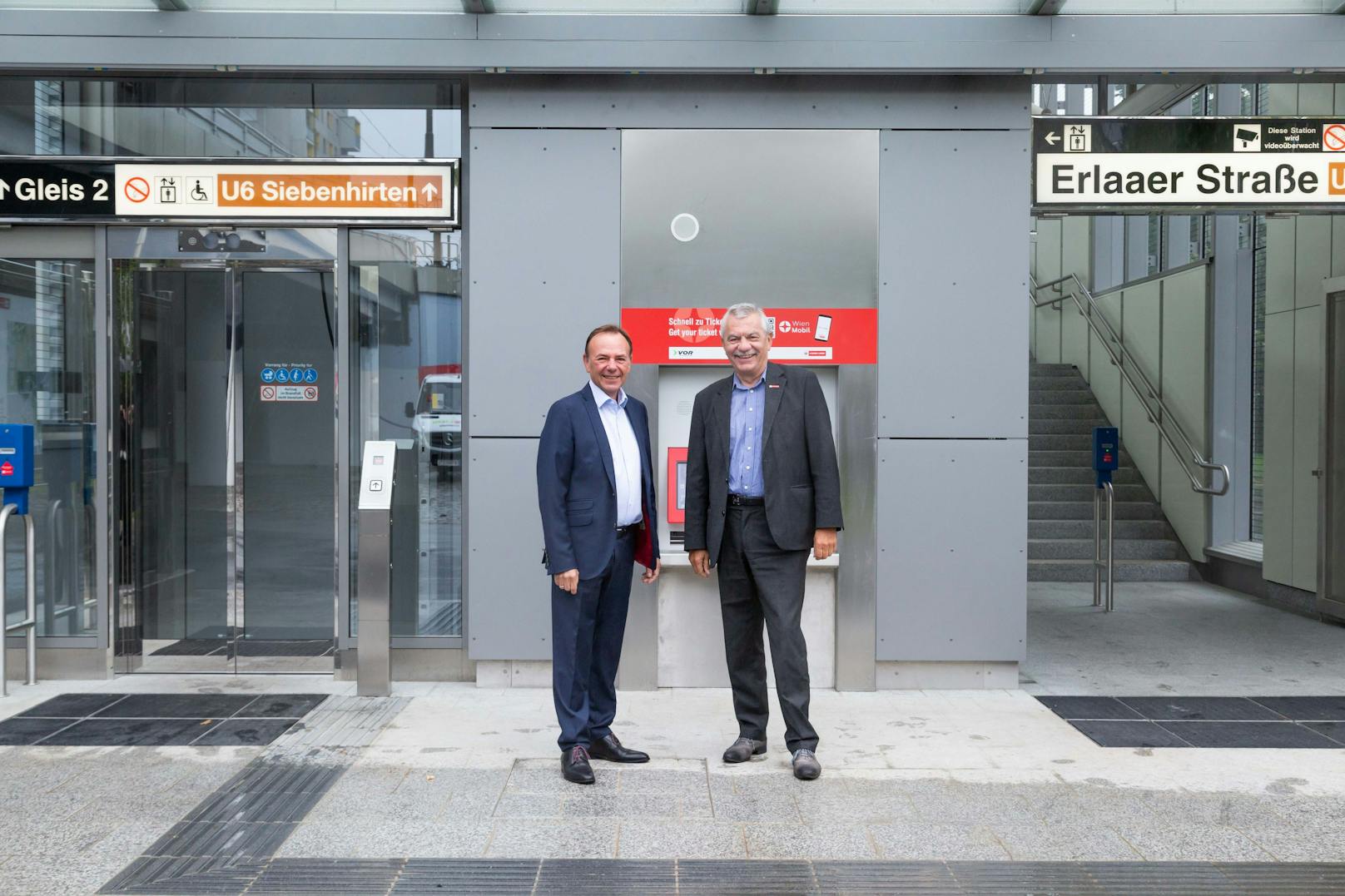 Heute, Mittwoch, wurde die fertigsanierte U-Bahnstation durch Liesings Bezirkschef Gerald Bischof (SPÖ, l.) und Wiener Linien-Chef Günter Steinbauer eröffnet.