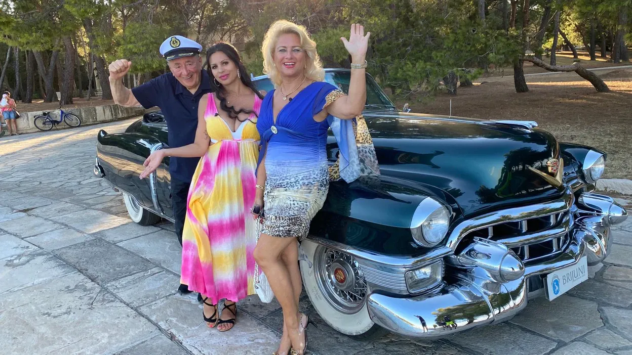 Richard Lugner macht einen Ausflug mit "Bambi" und "Käfer"