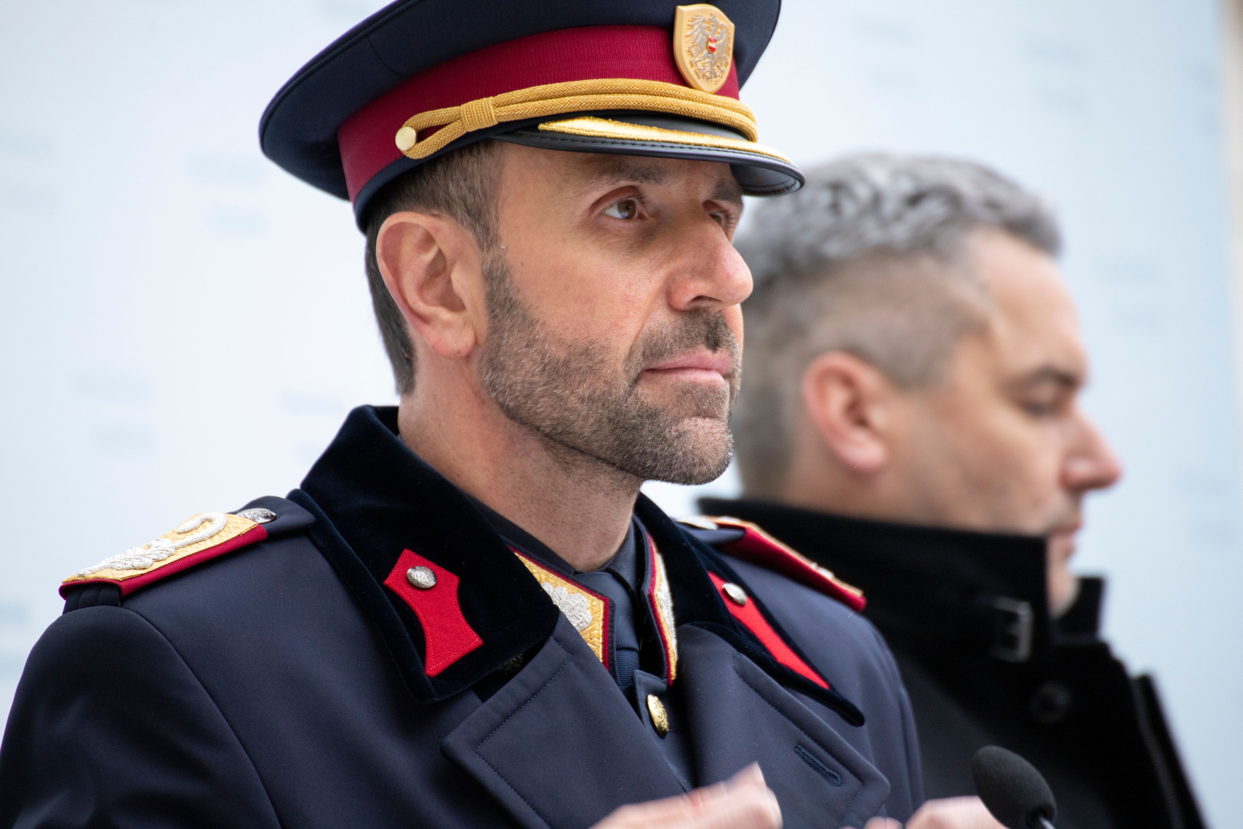 Franz Ruf ist Generaldirektor für die öffentliche Sicherheit. Im Hintergrund: Innenminister Nehammer.